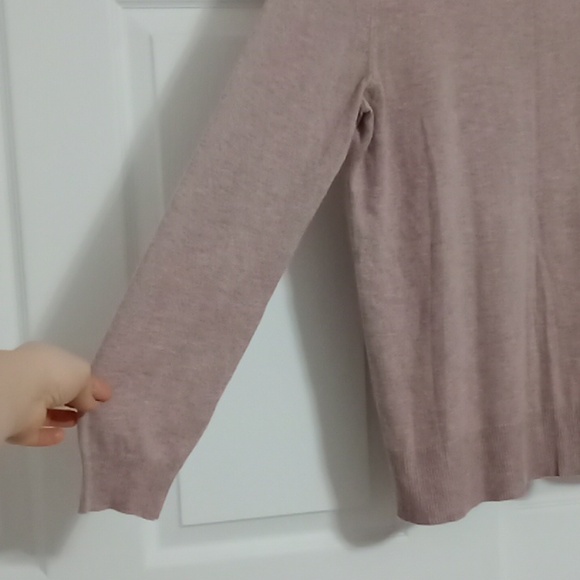 #194. Very Beautiful Women's Long Sleeves Sweater. Size: Large - Picture 3 of 6